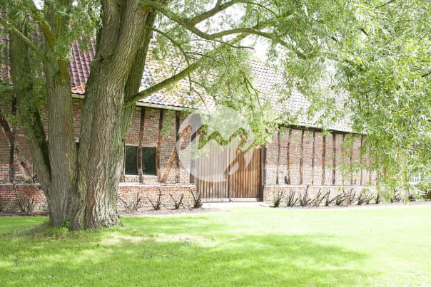 Nord france : Ancienne ferme en carré pour shooting photos ou tournage